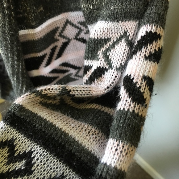 Vanity Aztec/Geometric Patterned Cardigan - Picture 5 of 7